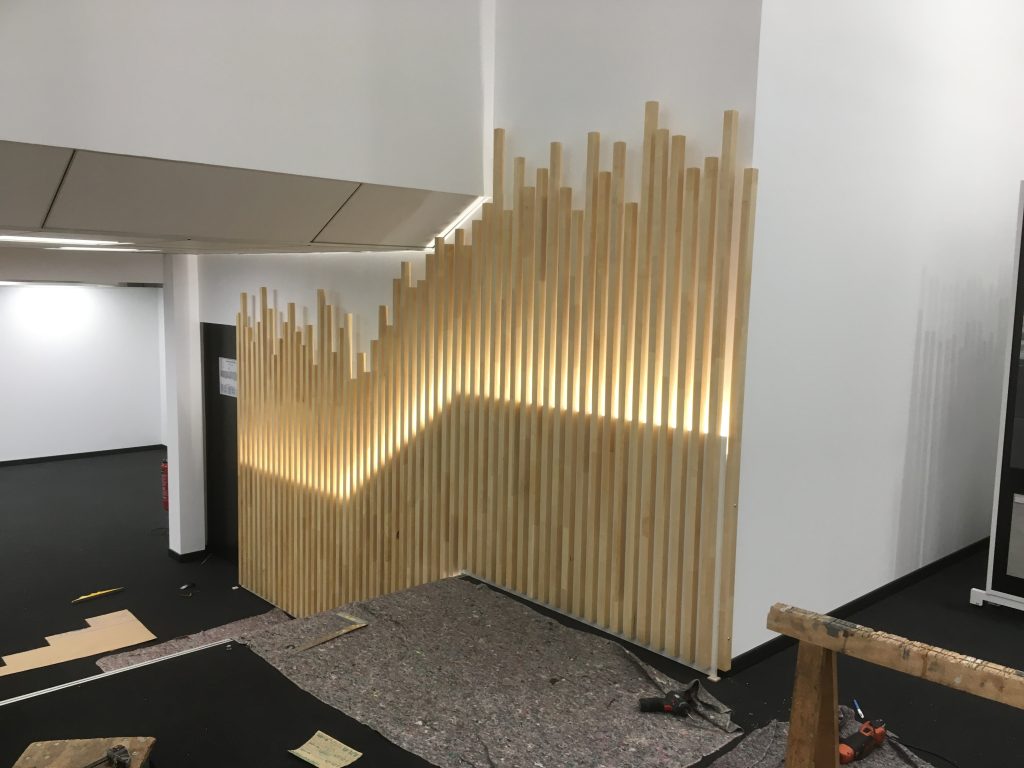 Mur décoratif bois et éclairage