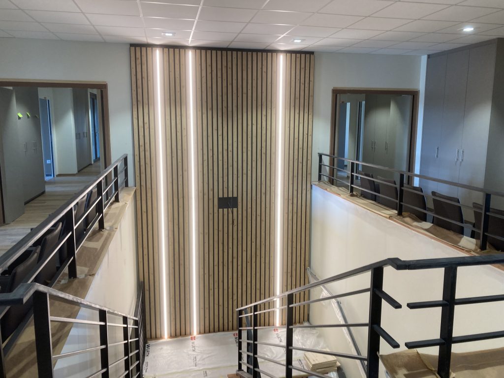 Mur décoratif bois et éclairage
