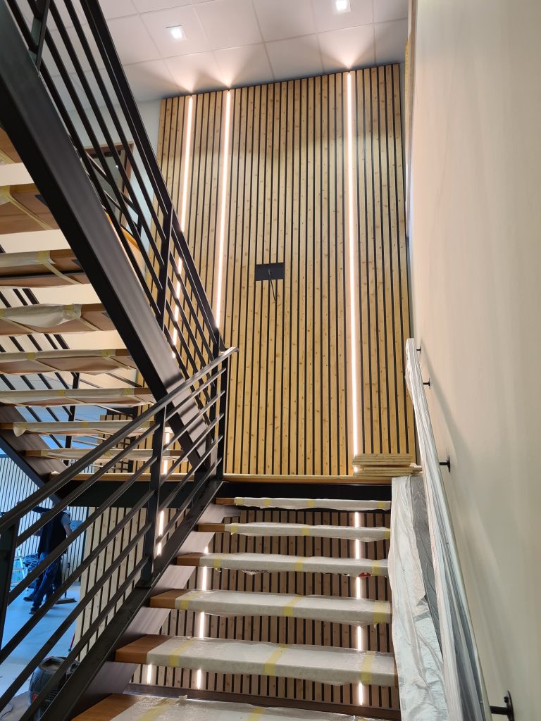 Murs en bois et éclairage